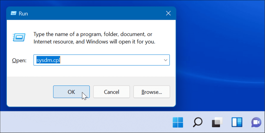 Voer sysdm-cpl uit om Windows 11 sneller te maken op oude hardware
