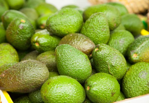 Wat zijn de voordelen van avocado voor de huid? Hoe wordt het op de huid aangebracht?