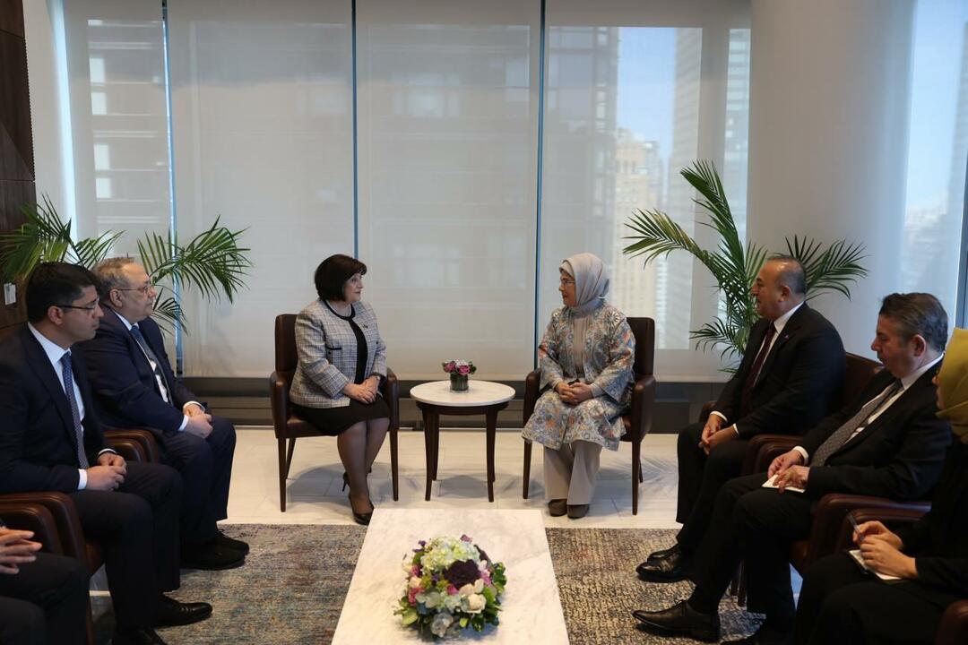 Emine Erdoğan had een ontmoeting met de voorzitter van het Azerbeidzjaanse parlement, mevrouw Gafarova in New York