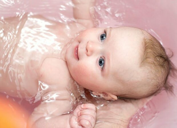 hoe je een baby alleen kunt baden