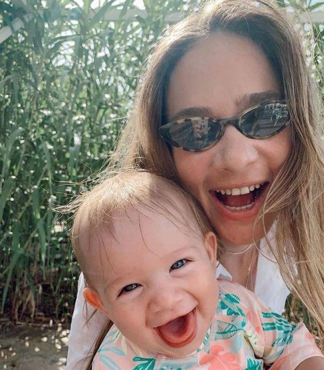 Actrice Müge Boz deelt haar glimlach met haar dochter