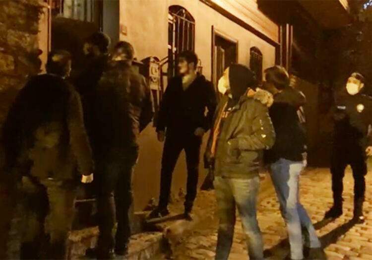 De politie doet een inval in het huis van Özge Özpice