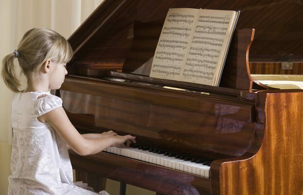 Op welke leeftijd kunnen kinderen muziekinstrumenten bespelen?