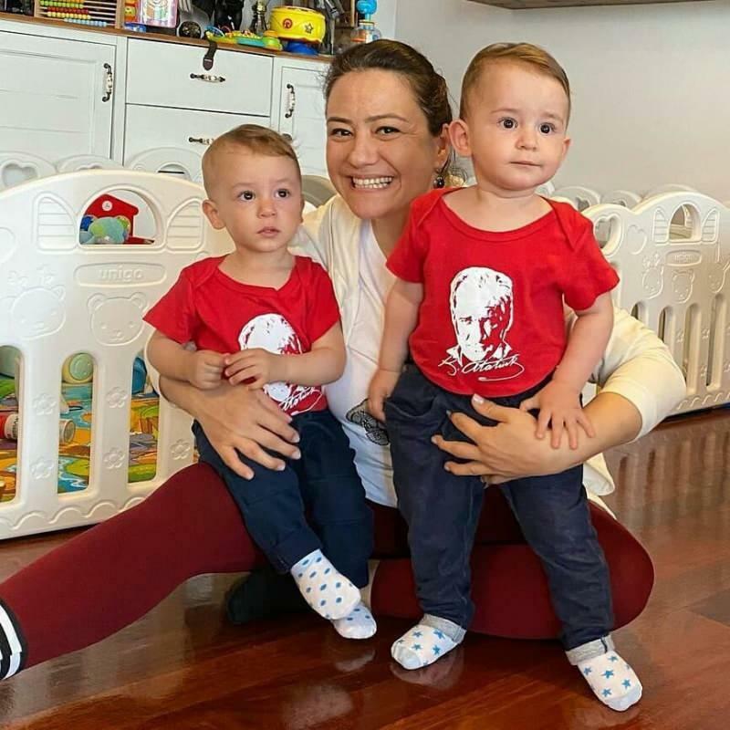 De nieuwe pose van presentator Ezgi Sertel met haar tweelingkinderen!