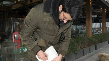 Engin Akyürek heeft een boek ondertekend