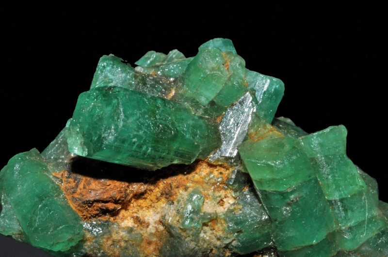 Wat is smaragdsteen en hoe wordt het gevormd? Onbekende kenmerken van smaragdgroene steen ...