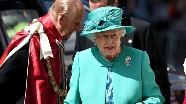 Koningin van Engeland 2. Elizabeth zoekt schoonmaakpersoneel in zijn paleis! Geluk om de dode vlieg te vinden ...