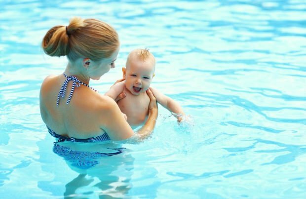 Wanneer mogen baby's het zwembad in?