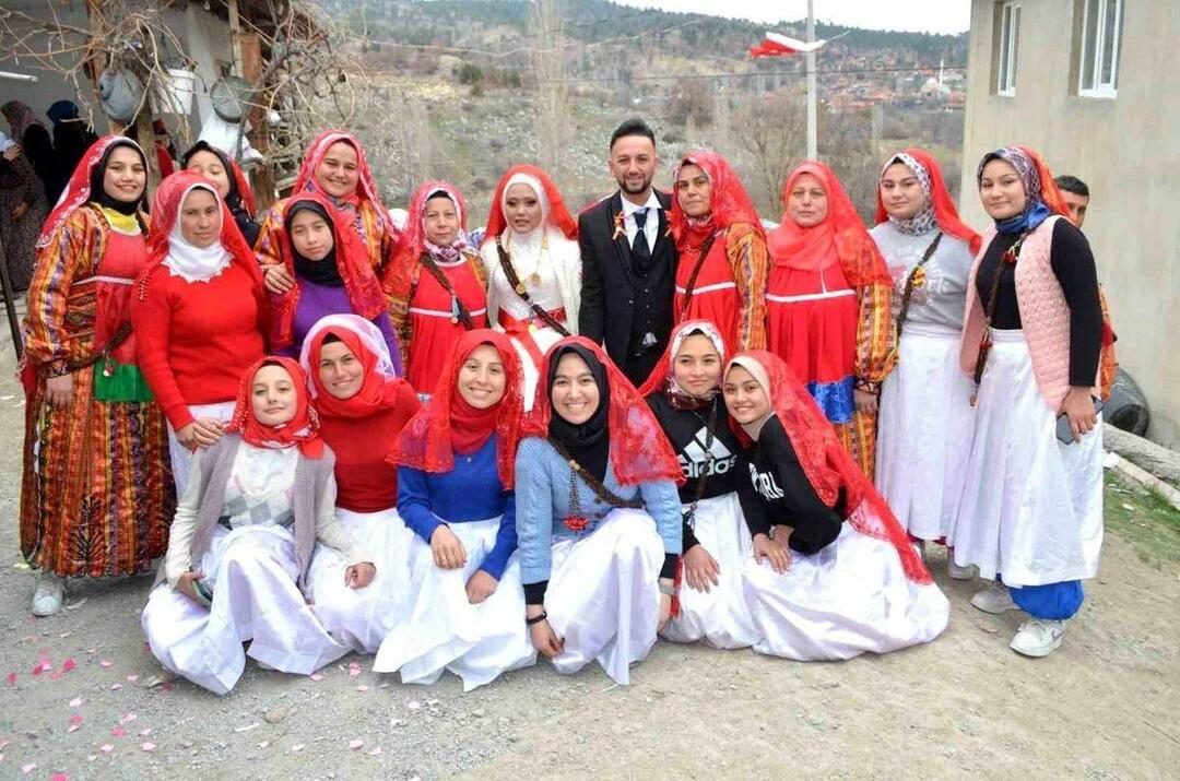 Een bruid kwam vanuit Indonesië naar Denizli voor de Turkse jongeman die ze op sociale media ontmoette
