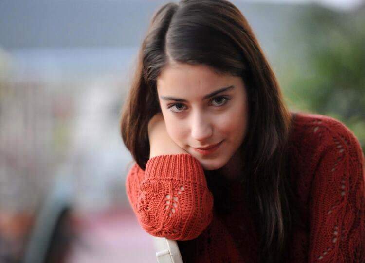 Hazal Kaya: Ze hebben het tijdschrift niet besproken omdat ik te zwaar was!