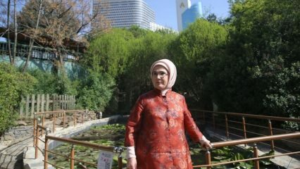 First Lady Nezahat Gökyiğit in de botanische tuin!