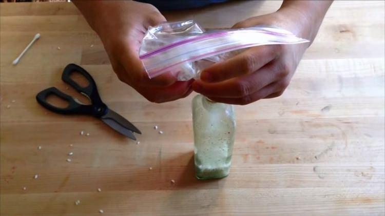 Hoe maak je de glazen fles met smalle mond het gemakkelijkst schoon? De eenvoudigste methode om smalle flessen schoon te maken!