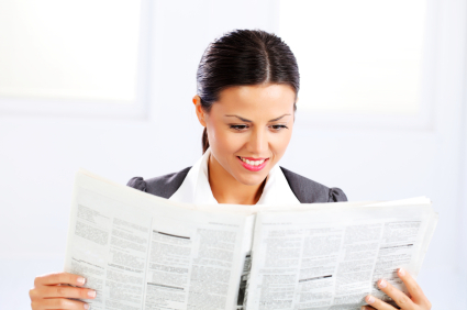 zakenvrouw leest een krant