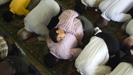 Moeten de kinderen naar het tarawih-gebed worden gebracht?