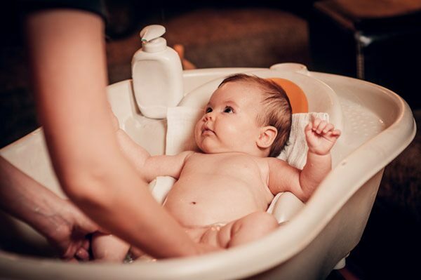 Hoe een baby alleen wassen?