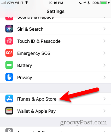 Tik op iTunes en App Store op het scherm Instellingen