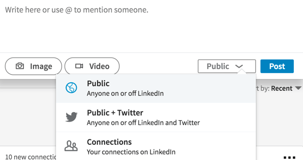 Om een ​​LinkedIn-bericht voor iedereen zichtbaar te maken, selecteert u Openbaar in de vervolgkeuzelijst.