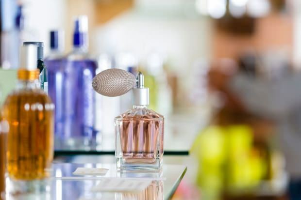 Manieren om de duurzaamheid van parfum te vergroten