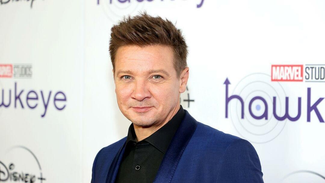 Emotioneel delen van Jeremy Renner! Marvel's Hawkeye sneeuwschuiver