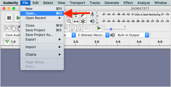 Kies Bestand> Openen en navigeer naar uw videobestand in Audacity.