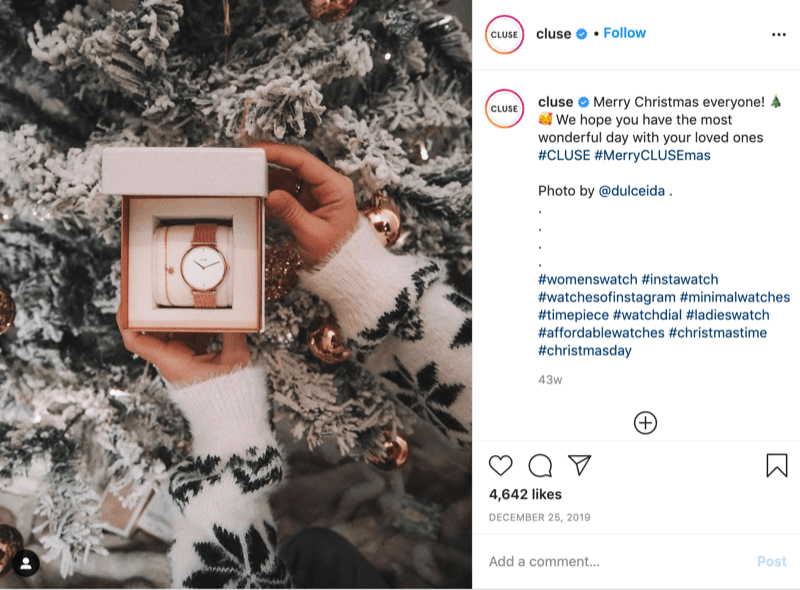 instagram-post van @cluse met een foto van een model met sneeuwvlokjes en een horloge voor een besneeuwde boom door @dulceida met de hashtags #cluse en #meryclusemas