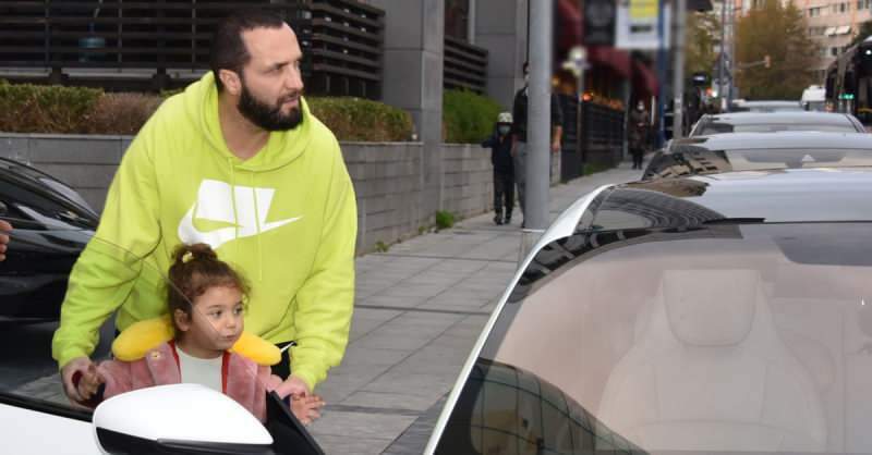 Berkay ging met zijn dochter op pad om zijn nieuwe auto te kopen