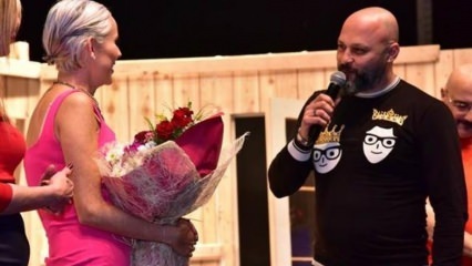 Verras huwelijksaanzoek aan İpek Tanrıyar op het podium