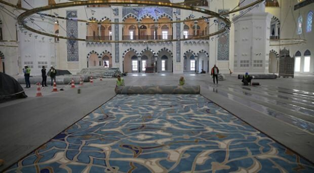 Er werden tapijten van de Çamlıca-moskee gelegd