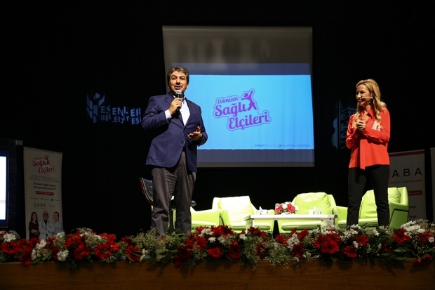 'Mustafa Sandal' deed mee aan de vrouwen van Esenler