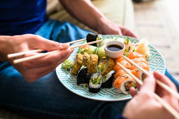 Hoe sushi eten? Hoe maak je sushi thuis? Sushi trucs