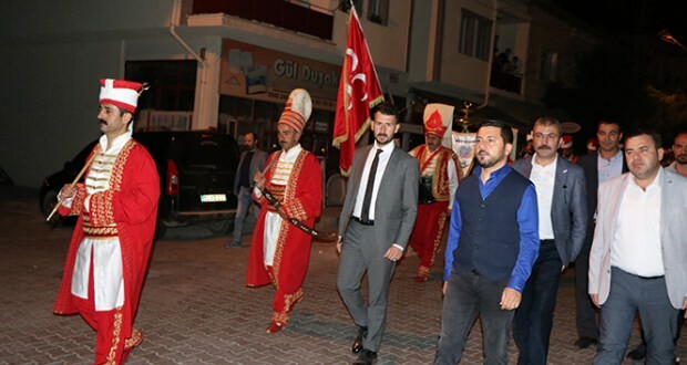 De burgemeester van Nevşehir tilde de mensen op met het team van mehter