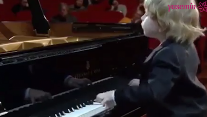 Op het moment dat de kleine pianist flauwvalt tijdens het optreden!