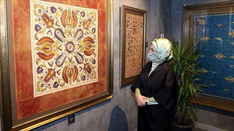 First Lady Erdoğan bezocht de tentoonstelling "The Stitch Touching the Heart"!