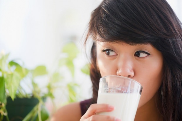 Verzwakt het drinken van melk voor het slapengaan? Permanent en gezond afslankmelkdieet