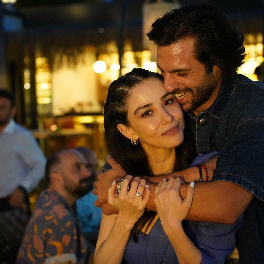 Het huwelijkscadeau van Özge Gürel en Serkan Çayoğlu van hun fans deed hen glimlachen