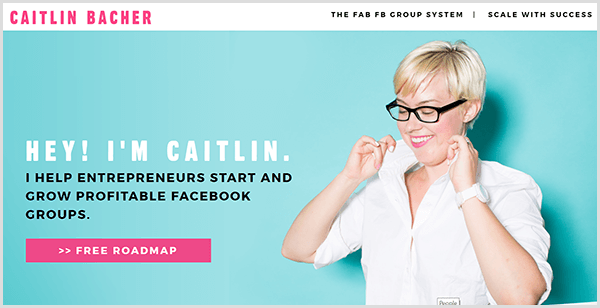 De website van Caitlin Bacher heeft een blauwgroen achtergrond met een foto van Caitlin die haar kraag omhoog trekt. De zwarte tekst zegt Hey ik ben Caitlin en ik help ondernemers om winstgevende Facebook-groepen te starten en te laten groeien.
