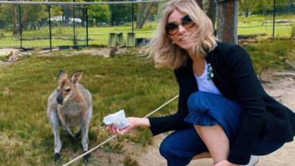 Actrice Zerrin Tekindor voedde een kangoeroe met haar eigen handen!