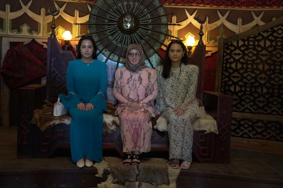 De koningin van Maleisië bezocht de set van de tv-serie Establishment Osman - Nieuws 7 CULTUUR