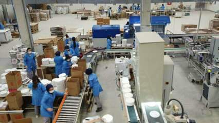 Alle medewerkers van deze fabriek, van verpakking tot laden, zijn vrouwen!