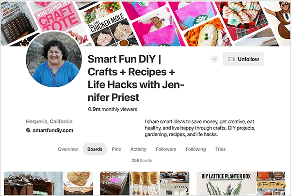 Dit is een screenshot van het Pinterest-profiel van Jennifer Priest, met het tabblad Boards geselecteerd. De bannerafbeelding aan de bovenkant is een samenstelling van speldafbeeldingen die diagonaal schuin staan. De kop voor haar profiel is "Smart Fun DIY | Crafts + Recepten + Life Hacks met Jennifer Priest ”. De beschrijving luidt: "Ik deel slimme ideeën om geld te besparen, creatief te worden, gezond te eten en gelukkig te leven door middel van ambachten, DIY-projecten, tuinieren, recepten en life-hacks. " Volgens de statistieken heeft haar profiel 4,9 miljoen kijkers per maand en 256 boards. Een grijze knop in de rechterbovenhoek geeft aan dat ze 31.000 volgers heeft en het label Ontvolgen in zwarte letters. Andere details vermelden dat ze in Hesperia, Californië, is en dat haar website smartfundiy.com is.