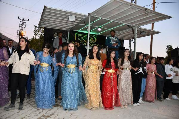 Op de bruiloft van de stam in Şırnak werden kilo's goud opgehangen