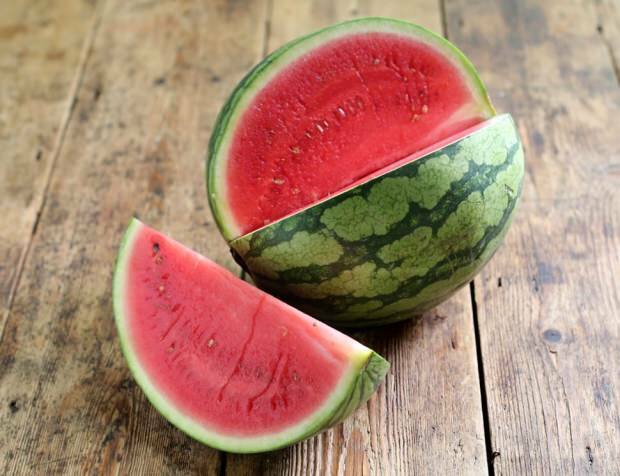 Wat zijn de voordelen van watermeloen? Kunnen watermeloenzaden worden gegeten? Wat doet watermeloensap?