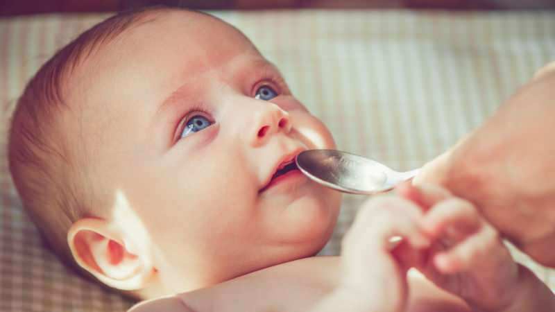 Moet de baby water krijgen bij baby's die flesvoeding krijgen?