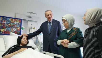 President Erdoğan en zijn vrouw Emine Erdoğan hadden een ontmoeting met de kinderen van de ramp