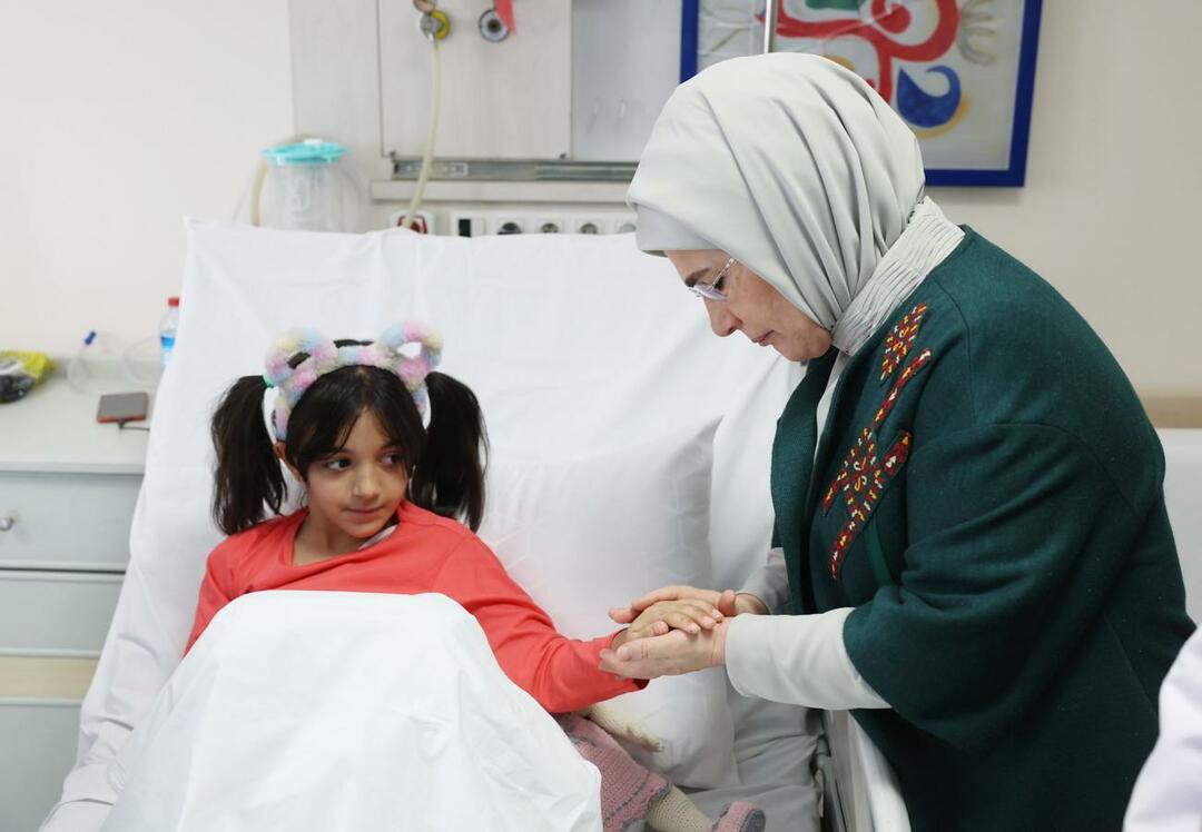 Emine Erdoğan bezocht de slachtoffers van de ramp