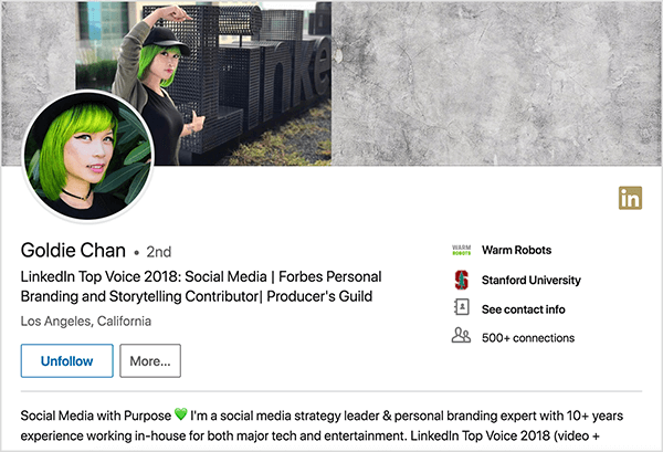 Dit is een screenshot van het LinkedIn-profiel van Goldie Chan. Ze is een Aziatische vrouw met groen haar. Op haar profielfoto draagt ​​ze make-up, een zwarte halsketting en een zwart shirt. Haar slogan zegt "LinkedIn Top Voice 2018: Social Media | Forbes Personal Branding and Storytelling Inzender | Producer