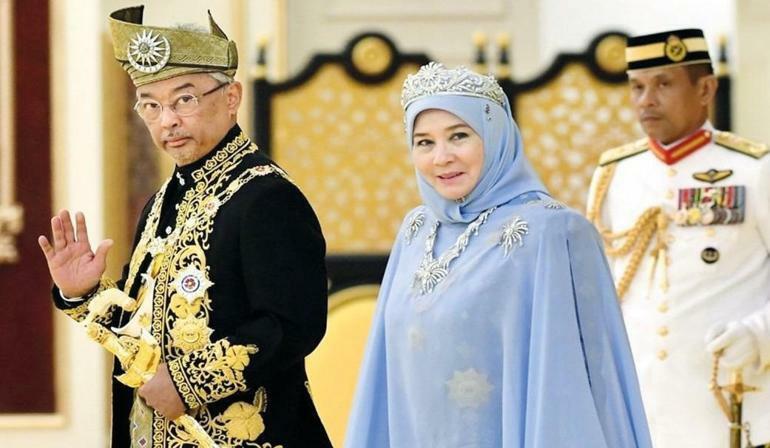Verrassingsbezoek van de koningin van Maleisië aan de set van Establishment Osman