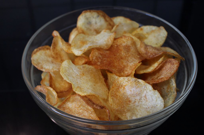 Hoe maak je chips thuis? Wat is een gezond frituurrecept? Trucs om thuis chips te maken