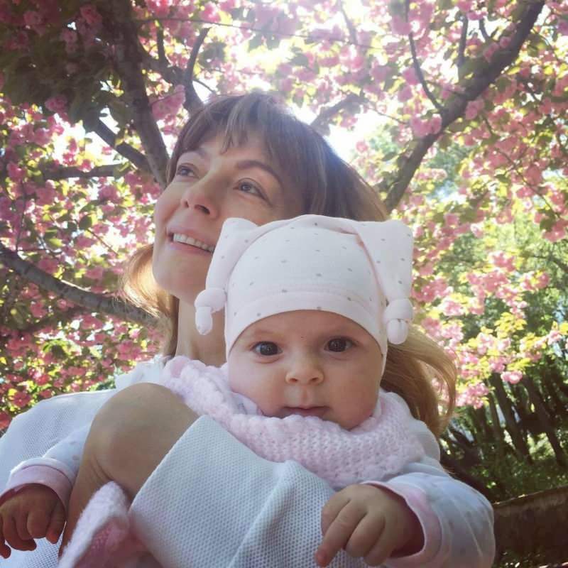 Nieuwe pose van kersverse moeder Özge Özder met haar dochtertje! Eva Luna alle aandacht ...