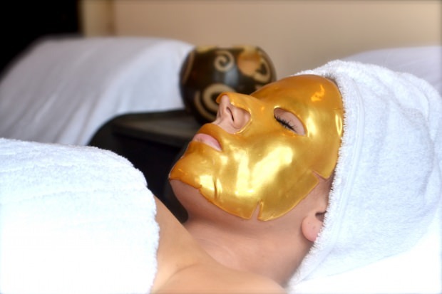 De voordelen van het gouden masker voor de huid